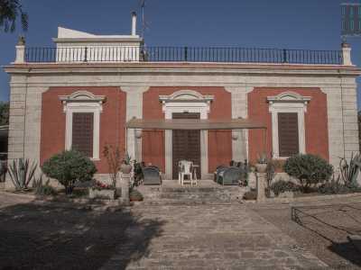 A pochi metri ecco l�ultima residenza privata che visitiamo: Villa Morgese. L�edificio, del 1898, � un grazioso casino in stile neoclassico costituito da un solo piano pi� terrazzo